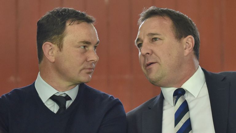 Derek Adams (izquierda) reemplazará a Malky Mackay (derecha) en el condado de Ross