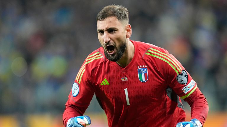 Gianluigi Donnarumma ผู้รักษาประตูของอิตาลีตอบโต้หลังการแข่งขันฟุตบอลกลุ่ม C รอบคัดเลือกยูโร 2024 ระหว่างยูเครนและอิตาลีที่ BayArena ในเลเวอร์คูเซ่น ประเทศเยอรมนี วันจันทร์ที่ 20 พ.ย. 2023 (AP Photo/Martin Meissner)