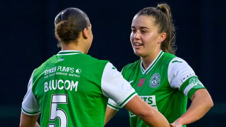 เป้าหมาย 1-0 Eilidh Adams จาก Hibs เฉลิมฉลองหลังจากทำประตูเปิดในระหว่างการแข่งขันนัดสุดท้ายของ Sky Sports Cup ระหว่าง Hibernian Women และ Dundee United Women ที่ Meadowbank Sports Stadium, Edinburgh, Scotland เมื่อวันที่ 12 พฤศจิกายน 2023 รูปภาพ Malcolm Mackenzie / ScottishPower Women's Premier League การใช้ภาพถ่ายทั้งหมดต้องมีเครดิตลิขสิทธิ์บังคับ (© ScottishPower Women's Premier League | Malcolm Mackenzie)