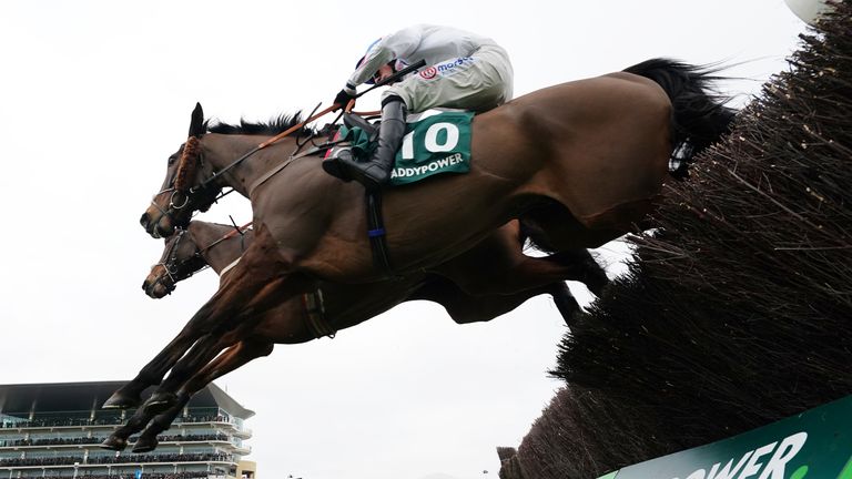 Il Ridoto ridden by Harry Cobden before going on to win the Paddy Power Cheltenham Countdown Podcast Handicap Chase