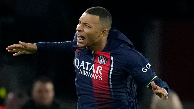 Kylian Mbappé del PSG celebra después de anotar el primer gol de su equipo desde el punto de penalti durante el partido de fútbol del grupo F de la Liga de Campeones entre Paris Saint-Germain y Newcastle United FC en el Parque de los Príncipes de París, el martes 28 de noviembre de 2023. (Foto AP /Christophe Ena)