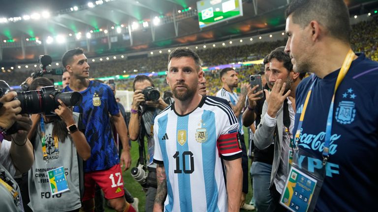 Argentina&#39;s Lionel Messi leaves the field after a fight between Brazilian and Argentinian fans broke out in the stands prior to a qualifying soccer match for the FIFA World Cup 2026 at Maracana stadium in Rio de Janeiro, Brazil, Tuesday, Nov. 21, 2023. (AP Photo/Silvia Izquierdo)