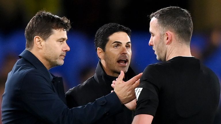 LONDON, ENGLAND - OCTOBER 21: Mauricio Pochettino, Manager of Chelsea, and Mikel Arteta, Manager of Arsenal, speak to Referee, Chris Kavanagh following the Premier League match between Chelsea FC and Arsenal FC at Stamford Bridge on October 21, 2023 in London, England. (Photo by Justin Setterfield/Getty Images)