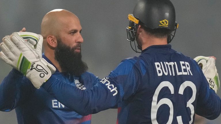 England's Moeen Ali, left, and captain Jos Butler celebrate the dismissal of Pakistan's Mohammad Rizwan during the ICC Men's Cricket World Cup match between Pakistan and England in Kolkata, India, Saturday, Nov. 11, 2023. (AP Photo/Bikas Das)