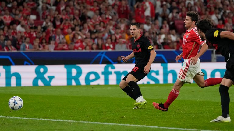 Salzburg's Oscar Gloukh, left, scores his side's second goal during the Champions League group D soccer match between SL Benfica and Salzburg at the Luz stadium in Lisbon, Wednesday, Sept. 20, 2023. (AP Photo/Armando Franca)