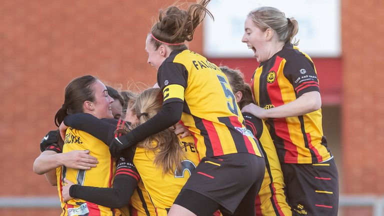 Imogen Longcake จาก Partick Thistle ผนึกมันให้กับทีมเจ้าบ้านในช่วงนาทีที่กำลังจะตายระหว่าง Sky Sports Cup 1/4 รอบชิงชนะเลิศ Partick Thistle กับ Montrose  Petershill Park, สปริงเบิร์น, 12/11/2023  เครดิตรูปภาพ: โคลิน โพลท์นีย์/SWPL