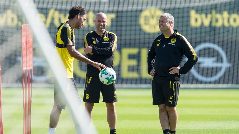 Pierre-Emerick Aubameyang จาก Dortmund, หัวหน้าโค้ช Peter Bosz จาก Dortmund และ Co-coach Albert Capellas Herms จาก Dortmund หัวเราะระหว่างการฝึกซ้อมที่ศูนย์ฝึกอบรม BVB เมื่อวันที่ 4 กันยายน 2017 ใน Dortmund ประเทศเยอรมนี