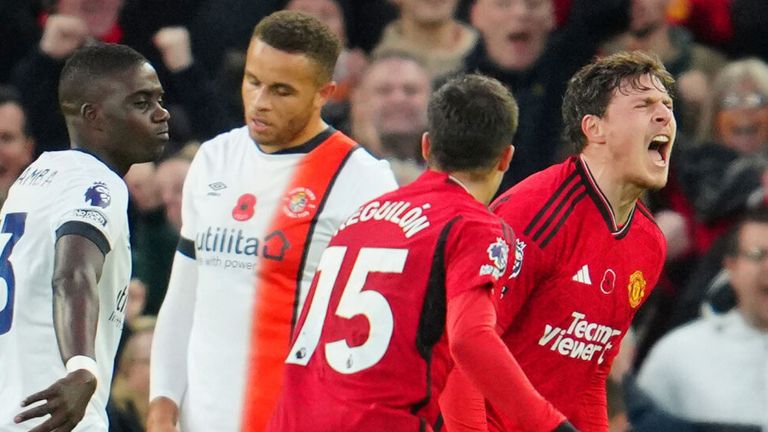 Victor Lindelof célèbre après avoir donné l'avantage à Manchester United contre Luton Town