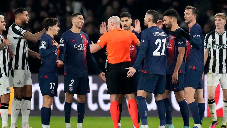 PSG players surround referee Marciniak appealing
