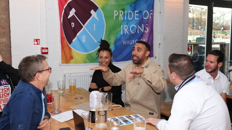 แอนตัน เฟอร์ดินานด์ เพื่อเฉลิมฉลอง 10 ปีของแคมเปญ Rainbow Laces ในพรีเมียร์ลีก เวสต์แฮมและ Pride of Irons (กลุ่มผู้สนับสนุน LGBTQ+ ของเวสต์แฮม) ได้เปิดตัวป๊อปอัป Hammers Pride Bar ในงาน Two More Years อันยิ่งใหญ่ ..โยนจากลอนดอนสเตเดี้ยม..งานจะได้เห็นแอมบาสเดอร์ แฟนบอล และทีมชายชุดใหญ่คนปัจจุบันมารวมตัวกันเพื่อเปิดพื้นที่ปลอดภัยที่จะเปิดให้บริการในระยะวิ่งถึงและรวมถึงสโมสรด้วย.. .s Rainbow Laces จะพบกับคริสตัล พาเลซ ในวันอาทิตย์ที่ 3 ธันวาคม  รูปภาพเวสต์แฮมยูไนเต็ด