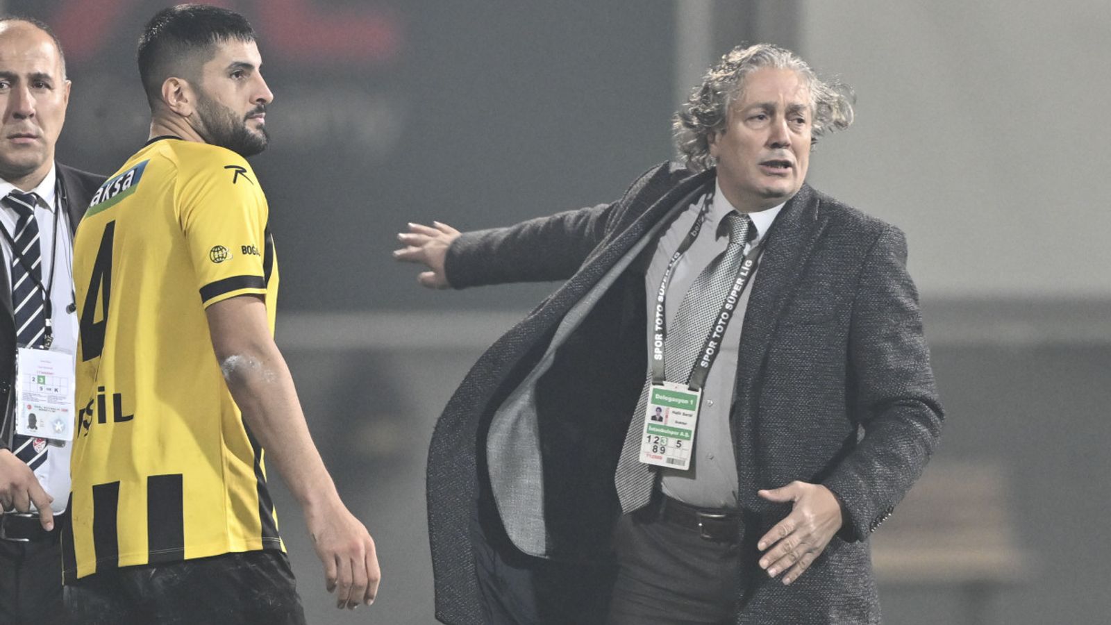 Türkiye Süper Ligi Tartışması Yine İstanbulspor Başkanı Penaltı Olmamasını Protesto Etmek İçin Takımı Sahadan Çıkardı |  Futbol haberleri