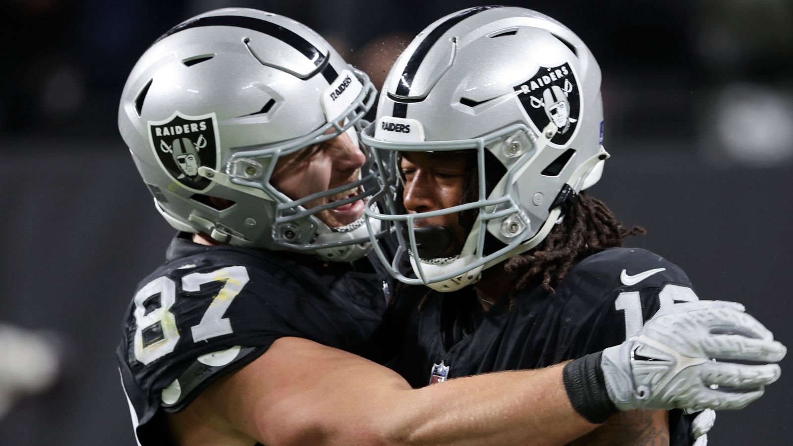 Las Vegas Raiders score nine touchdowns in 63-21 rout of Los