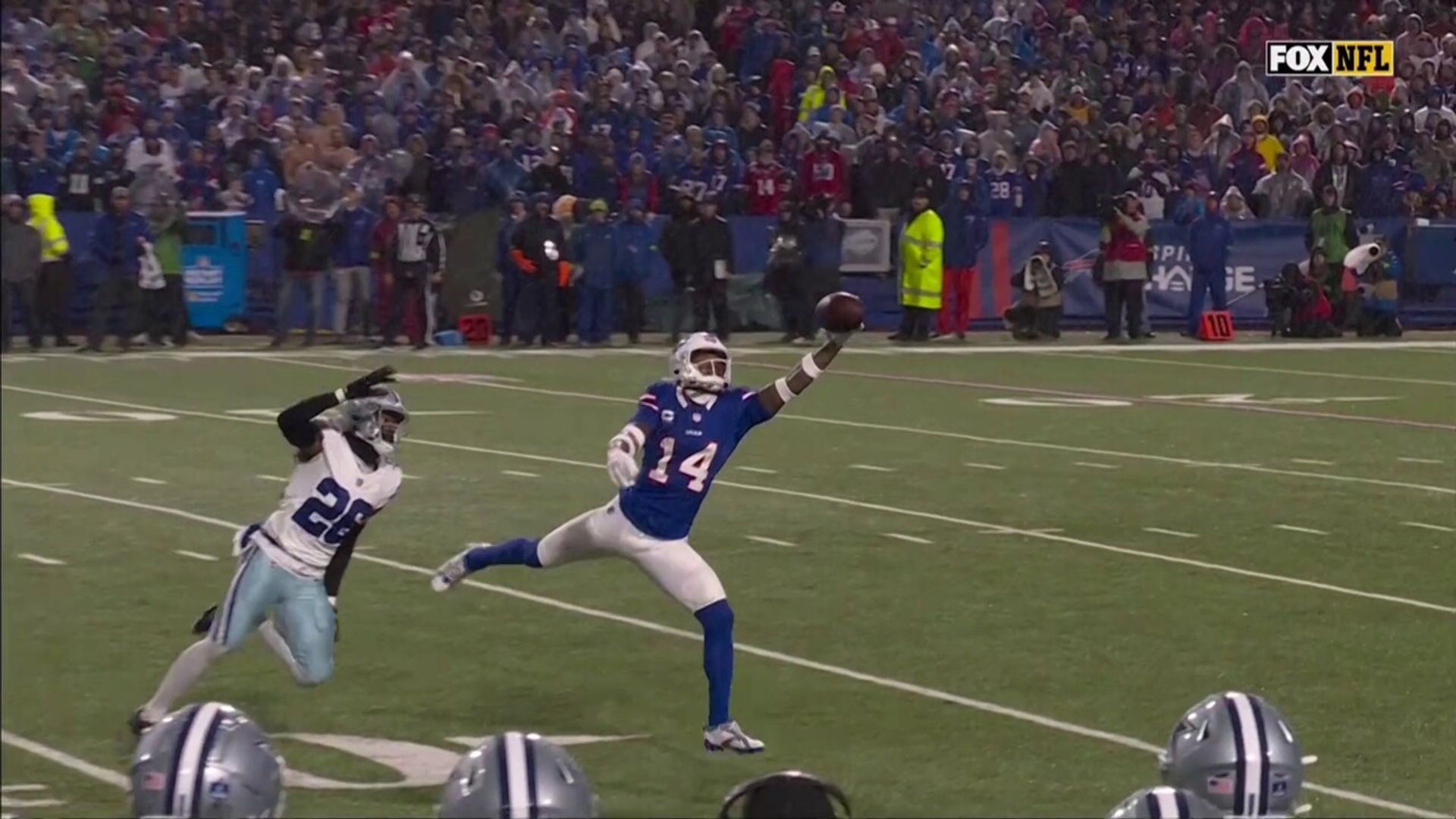 'Are you serious!?' | Diggs catches phenomenal one-hander