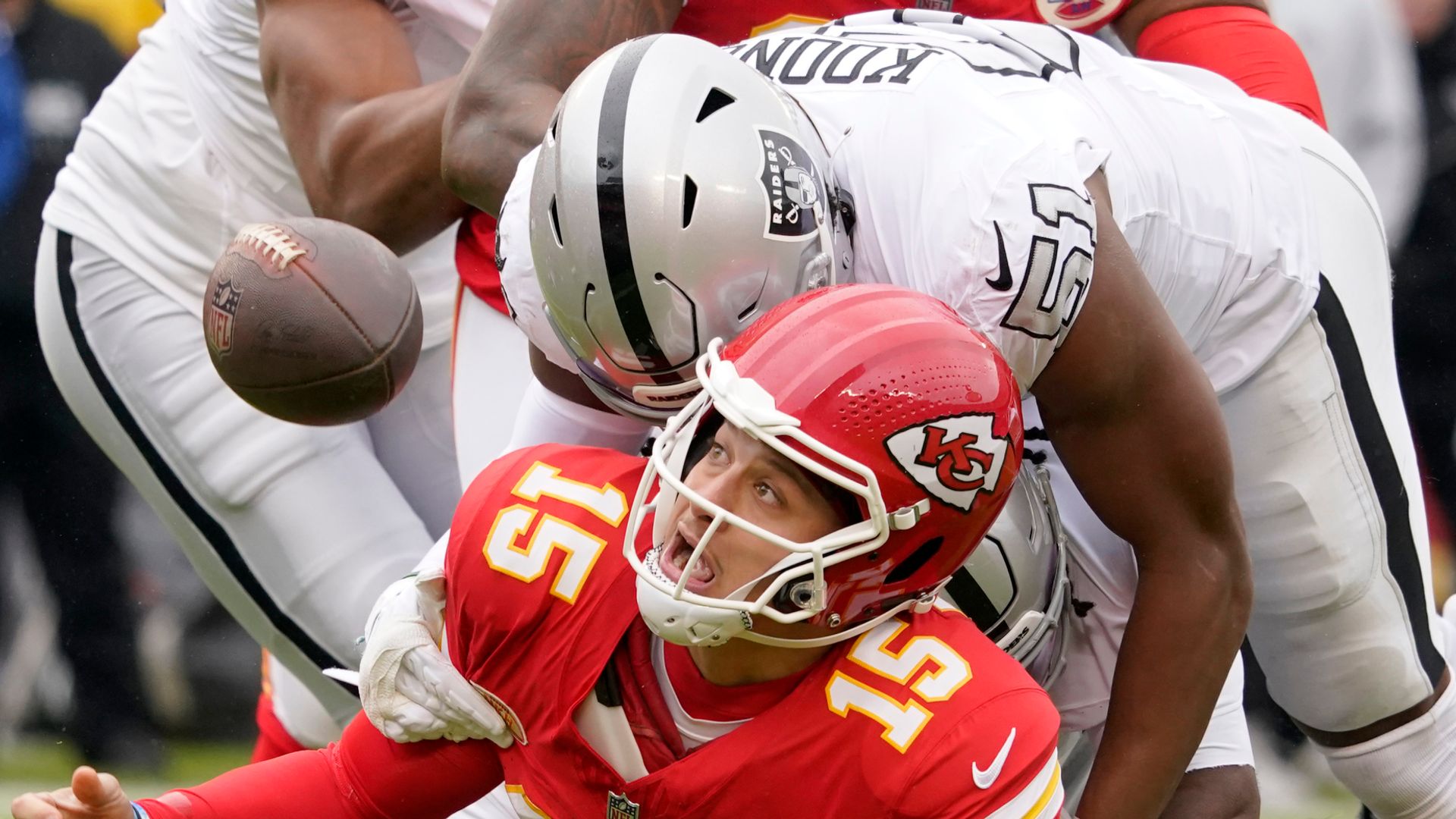 Chiefs suffer upset against Raiders after two TDs in seven seconds