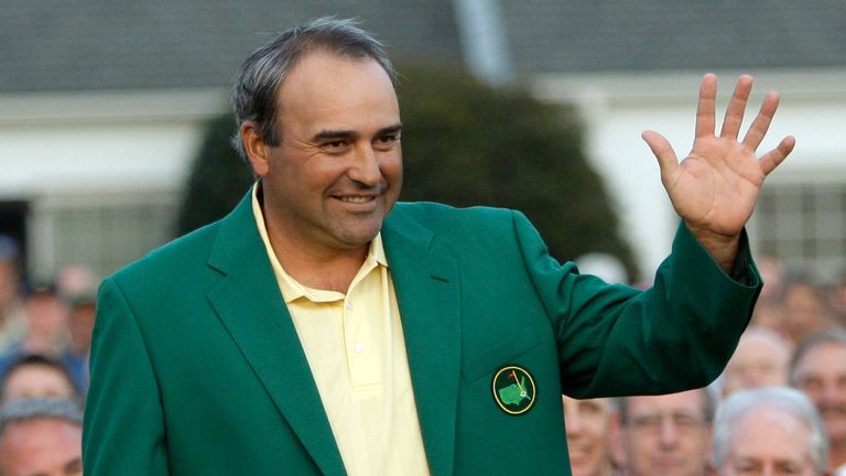 Masters golf champion Angel Cabrera of Argentina waves after receiving his Masters' green jacket at the Augusta National Golf Club in Augusta, Ga., Sunday, April 12, 2009.  (AP Photo/Rob Carr)