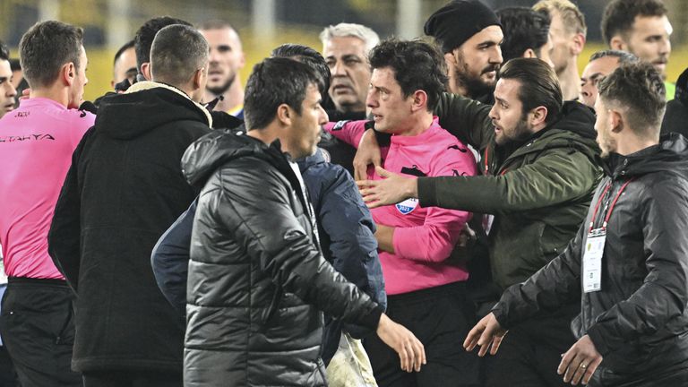Faruk Koca, président du MKE Ankaragucu, donne un coup de poing à l'arbitre Halil Umut Meler après le match de football de la semaine 15 de la Super League turque entre le MKE Ankaragucu et le Rizespor au stade Eryaman d'Ankara, Turkiye, le 11 décembre 2023.