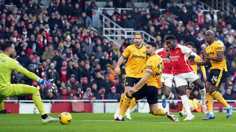 Bukayo Saka makes it 1-0 to Arsenal