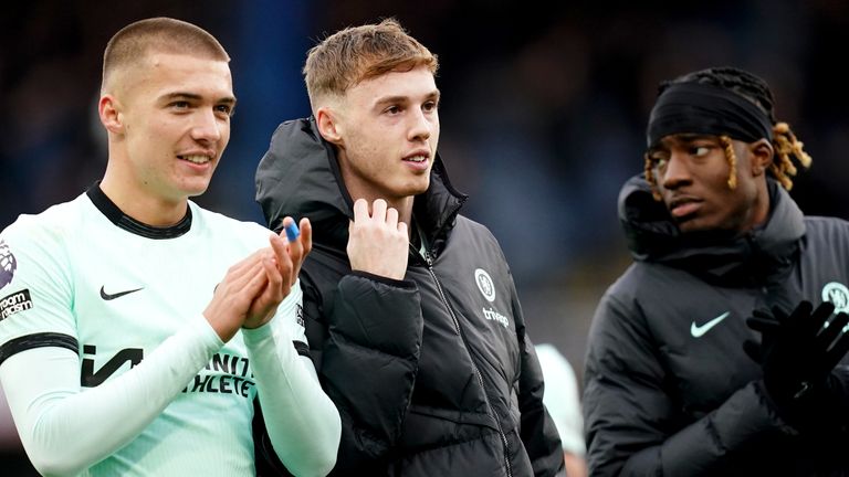 Chelsea&#39;s Alfie Gilchrist, Cole Palmer and Noni Madueke applaud fans after the 3-2 win against Luton