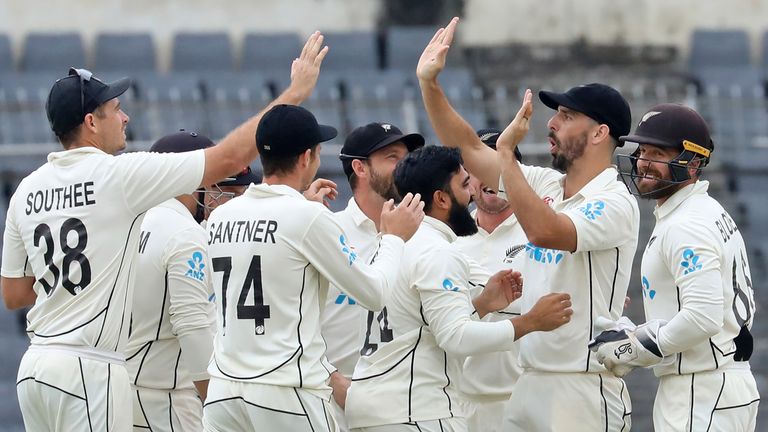 Los jugadores de Nueva Zelanda celebran el wicket de Mahmudul Hasan Joy de Bangladesh durante la segunda prueba en Mirpur (AP)