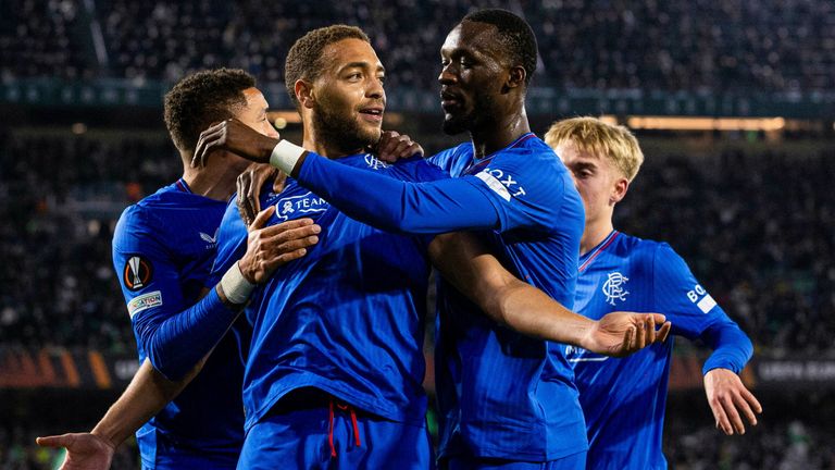 Cyriel Dessers, de los Rangers, celebra con Abdallah Sima mientras anota para hacer el 2-1 contra el Real Betis