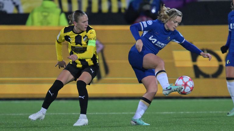 Chelsea's Erin Cuthbert battles for the ball with Hacken's Filippa Curmark