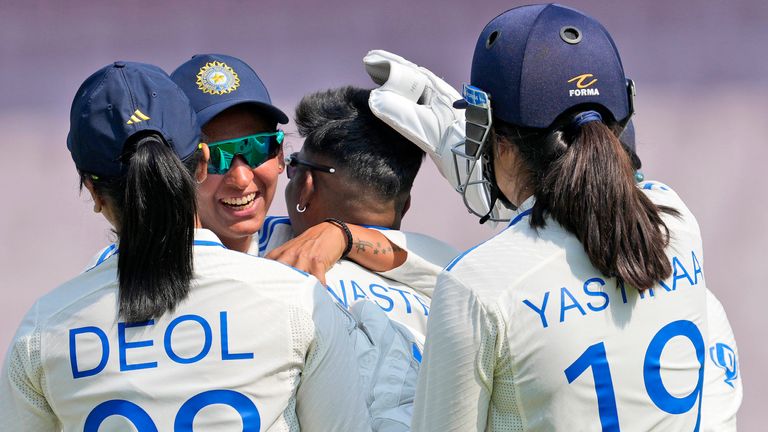 India celebra un terreno contra Inglaterra (Associated Press)