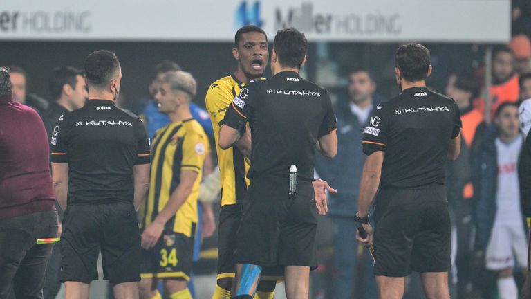 Istanbulspor's players still protested with the referee after their president took them off