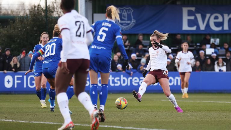 Jill Roord scores Man City's third goal against Everton