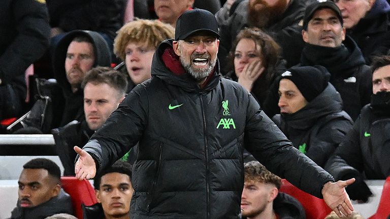 Jurgen Klopp gestures during Liverpool's match vs Arsenal