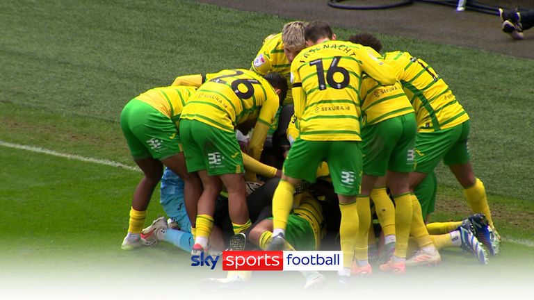 Norwich City celebrate a stoppage-time victory against Bristol City 