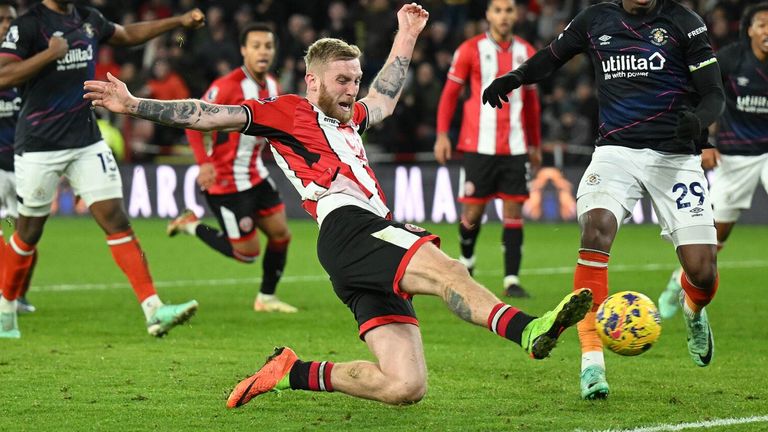 Oliver McBurnie equalises for Sheffield United against Luton