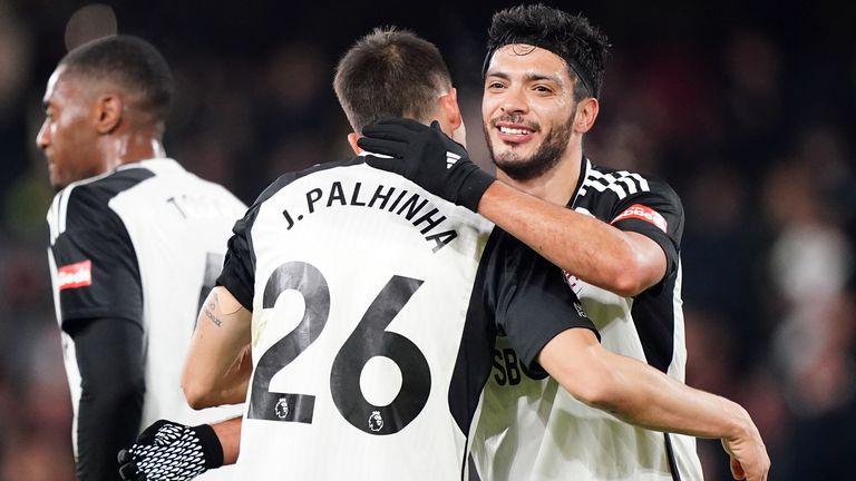 Raúl Jiménez, de Fulham, celebra marcar el segundo gol de su equipo con Joao Palhinha