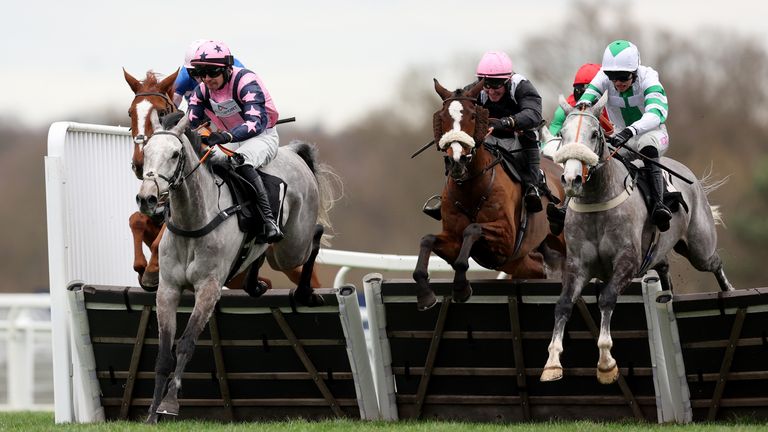 Top Cloud (right) comes upsides Scamallach Liath at Ascot
