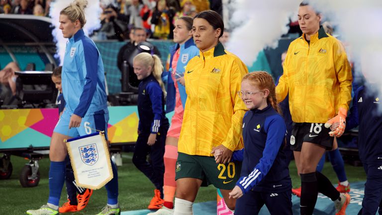 Sam Kerr จากออสเตรเลียและ Millie Bright จากอังกฤษนำทีมของพวกเขาในการแข่งขันรอบรองชนะเลิศ FIFA Women's World Cup ที่ Stadium Australia, Sydney  วันที่ภาพ: วันพุธที่ 16 สิงหาคม 2023