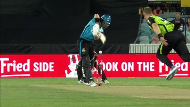 'They must be heavy bails!' | Short gets away with one in BBL