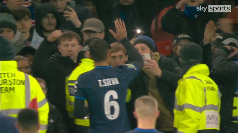 Thiago Silva intenta calmar a los aficionados enojados del Chelsea tras la derrota del Middlesborough |  Vídeo |  Ver programa de televisión