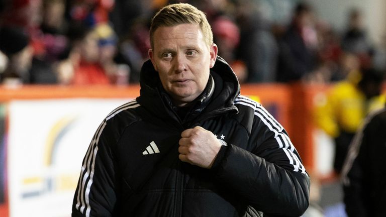 ABERDEEN, SCOTLAND - JANUARY 30: Aberdeen Manager Barry Robson  during a cinch Premiership match between Aberdeen and Dundee at Pittodrie Stadium, on January 30, 2024, in Aberdeen, Scotland. (Photo by Alan Harvey / SNS Group)