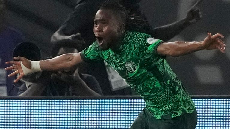 Ademola Lookman ของไนจีเรียเฉลิมฉลองหลังจากทำประตูที่สองของทีมของเขาในระหว่างการแข่งขันฟุตบอลแอฟริกันคัพออฟเนชั่นรอบ 16 ทีมกับแคเมอรูน (AP Photo / Sunday Alamba)