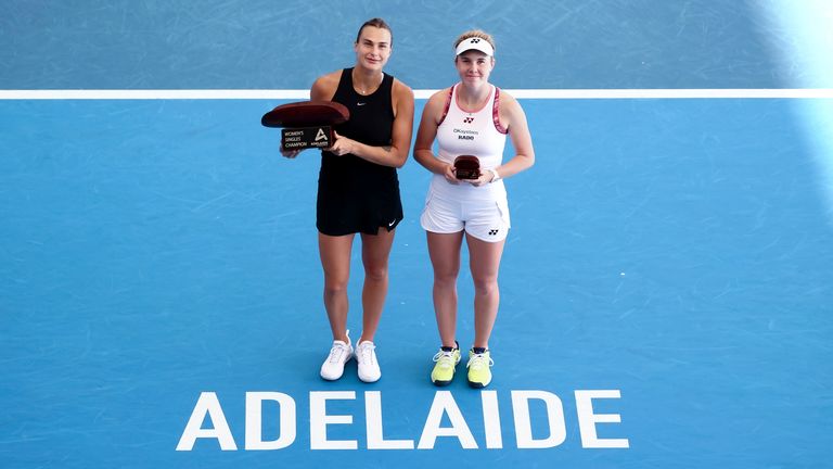 Aryna Sabalenková loni ve finále Adelaide International Tennis Championships porazila Lindu Noskovou