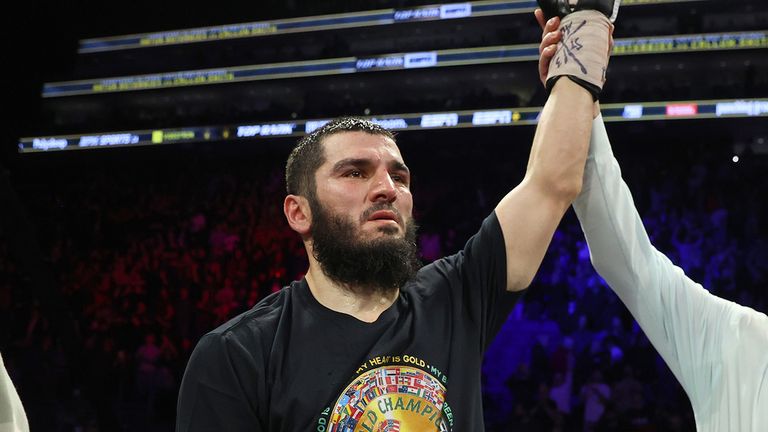 Artur Beterbiev remains the unified light-heavyweight world champion after defeat Callum Smith (Photos: Top Rank)