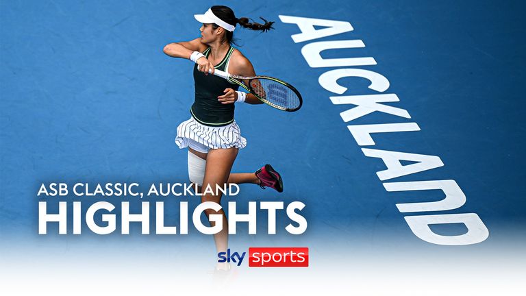 2024年1月4日、ニュージーランドのオークランドのASBテニスセンターで行われた2024年女子ASBクラシックで、ウクライナのエリナ・スビトリーナとの試合でフォアハンドをプレーするイギリスのエマ・ラドゥカヌ選手