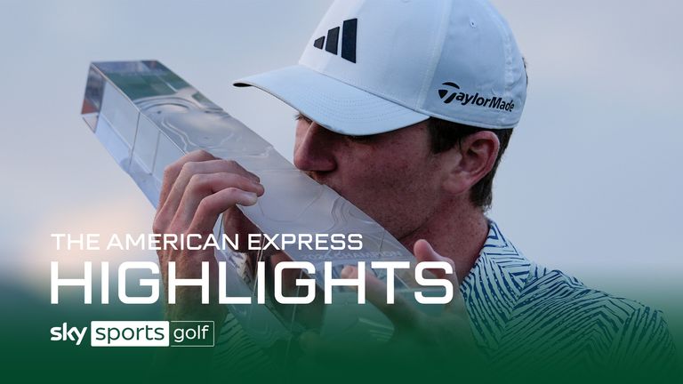 Nick Dunlap besa el trofeo después de ganar el torneo de golf American Express, el domingo 21 de enero de 2024, en La Quinta, California. 
