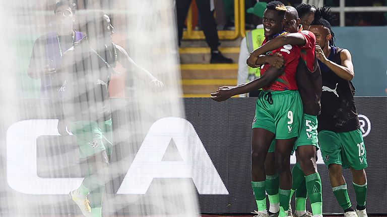 ผู้เล่นของนามิเบียเฉลิมฉลองการทำประตูแรกของทีมในระหว่างการแข่งขันฟุตบอลกลุ่ม E ของแอฟริกาคัพออฟเนชั่นส์ (CAN) ปี 2024 ระหว่างตูนิเซียและนามิเบียที่สนามกีฬา Amadou Gon Coulibaly ใน Korhogo เมื่อวันที่ 16 มกราคม 2024 (ภาพโดย Fadel SENNA / AFP)
