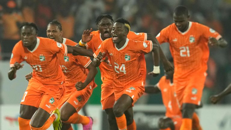 Los jugadores de Costa de Marfil celebran tras derrotar a Senegal