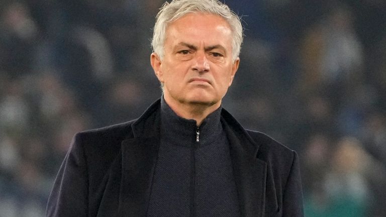 José Mourinho ha sido despedido por la Roma con el club noveno en la Serie A