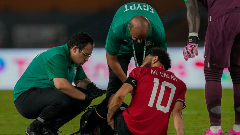 L'Égyptien Mohamed Salah reçoit des soins médicaux lors du match de football du Groupe B de la Coupe d'Afrique des Nations entre l'Égypte et le Ghana à Abidjan, Côte d'Ivoire, le jeudi 18 janvier 2024. (AP Photo/Themba Hadebe)