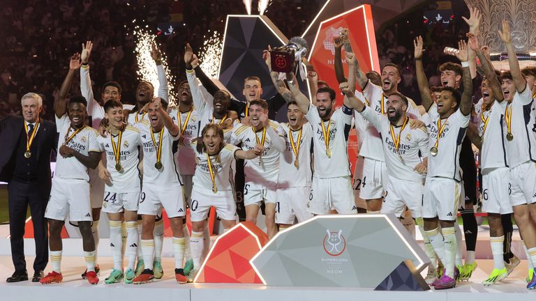 Real Madrid's Spanish defender and captain #06 Nacho Fernandez lifts the trophy as he celebrates with his teammates after winning the Spanish Super Cup final football match against Barcelona at Al-Awwal Park Stadium in Riyadh, on January 14, 2024. (Photo by Giuseppe CACACE / AFP)