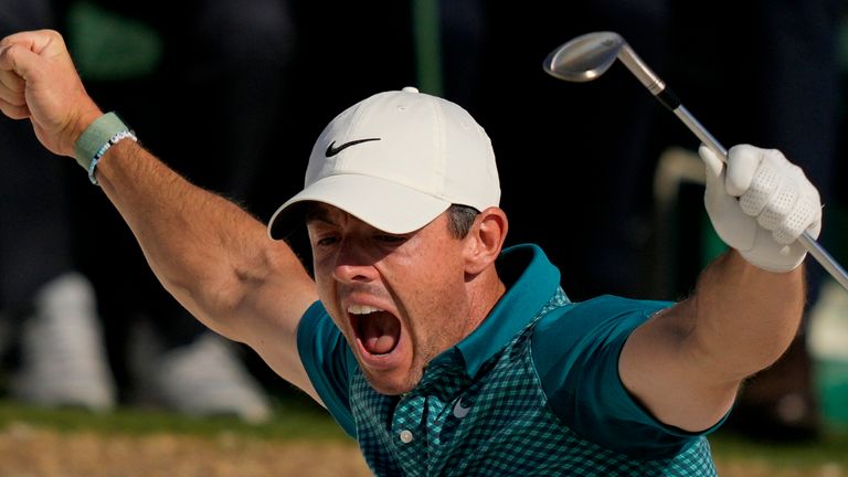Rory McIlroy, de Irlanda del Norte, reacciona después de embocar desde el búnker para lograr un birdie durante la ronda final del torneo de golf Masters el domingo 10 de abril de 2022 en Augusta, Georgia (Foto AP/Matt Slocum).