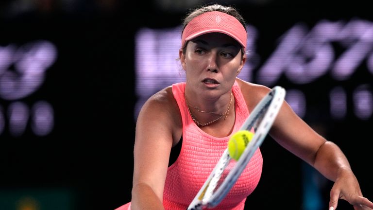 丹妮尔·柯林斯 (Danielle Collins) 在澳大利亚网球公开赛第二轮比赛中反手回击伊加·斯瓦泰克 (Iga Swiatek)