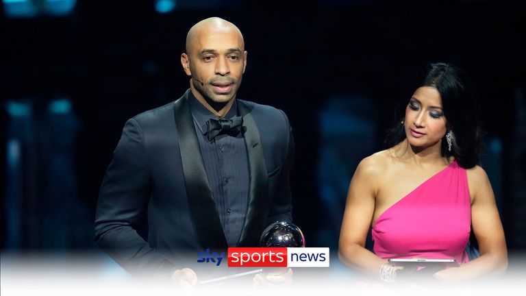 ¡Thierry Henry lanza una descarada broma de los Spurs en los premios Best FIFA Awards!  |  Vídeo |  Ver programa de televisión